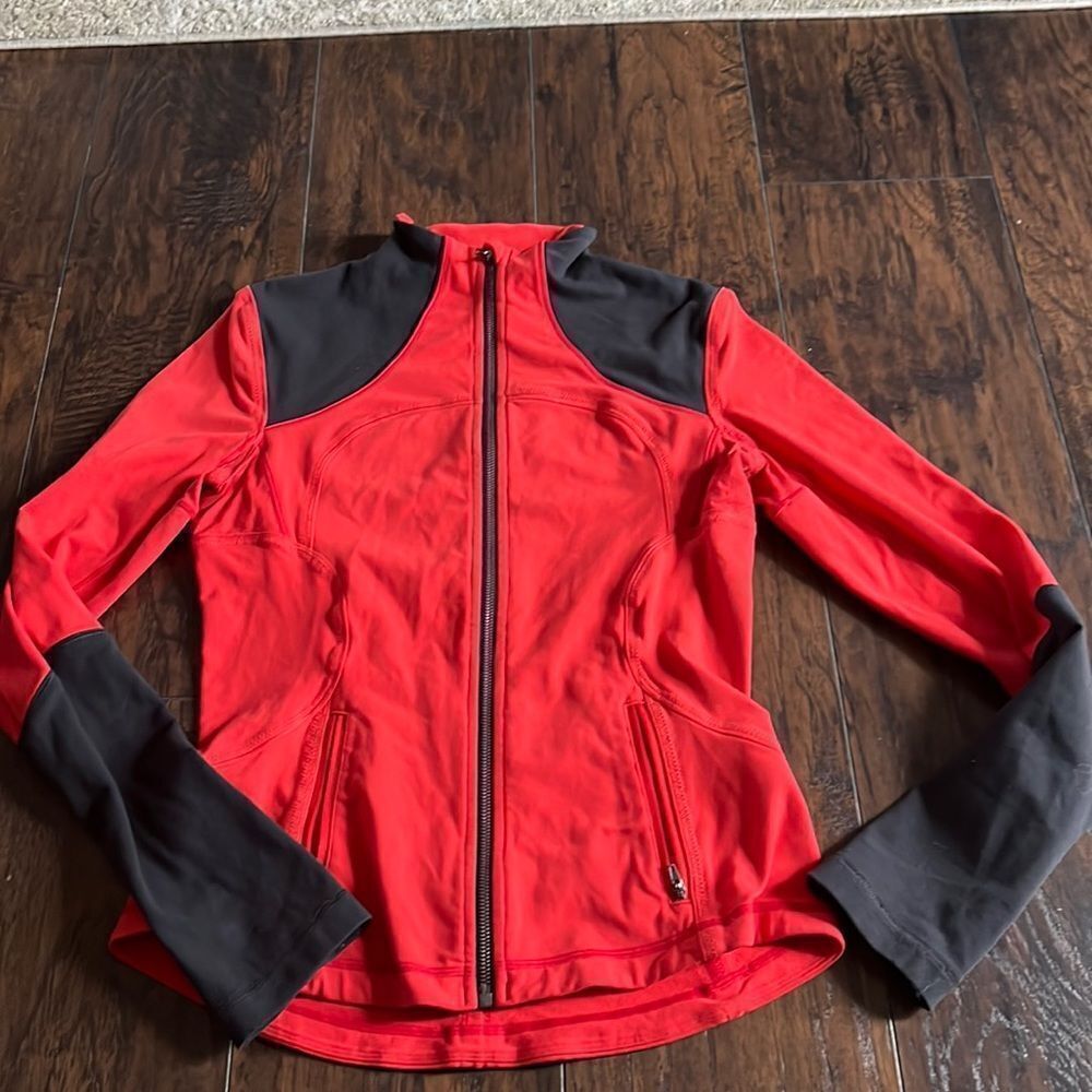 Lululemon Women's Forme Jacket *Brushed Love Red / Deep Coal‎ Size 8 Stretch GUC